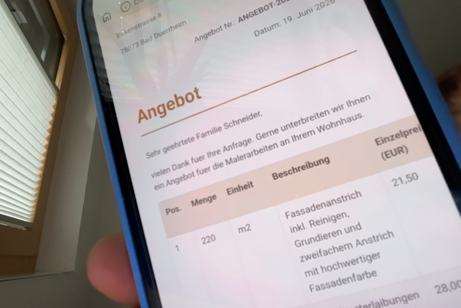 Smartphone mit einem fertig erstellten Angebot eines Handwerksbetriebs — in Sekunden mit KI erzeugt.